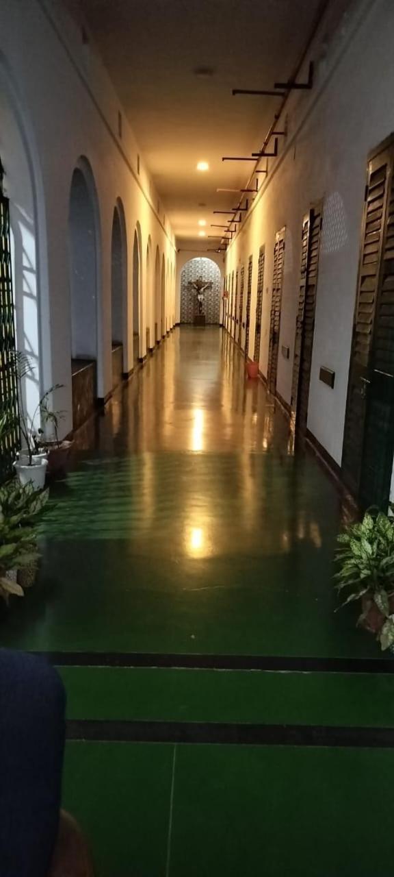 Ywca Gallway Guest House Calcutta Buitenkant foto
